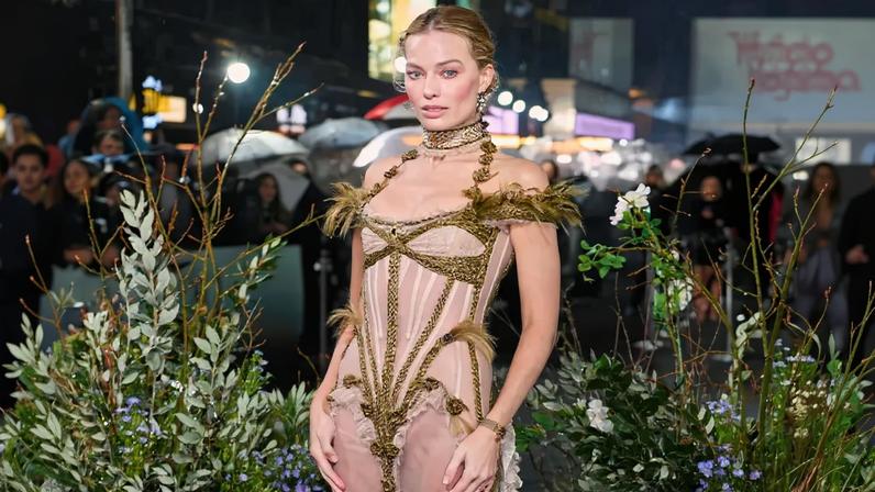 Margot Robbie wore a true piece of history to the “Wuthering Heights” premiere in London on Thursday.