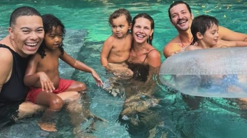 Maria Gadú e a filha, Alice, Louise D'Tuani e o filho, Caetano, e Leandro Lima e o filho, Toni — Foto: Reprodução/Instagram