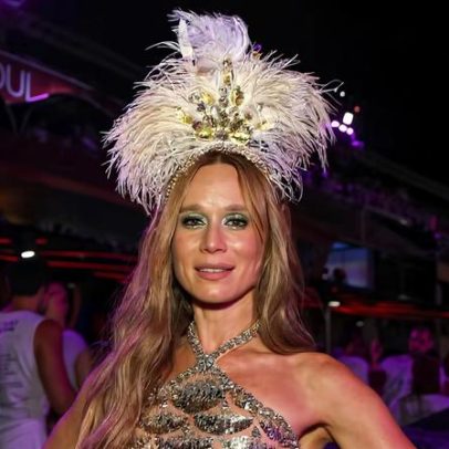 Mariana Ximenes brilha com vestido nude de escamas na Sapucaí