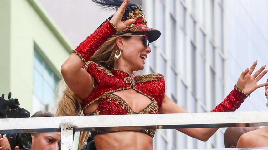 Mariana Ximenes se diverte mo bloco puxado pela cantora Anitta no Centro do Rio de Janeiro