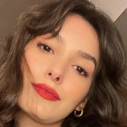Marina Moschen recebe beijo da namorada e se declara Meu amor