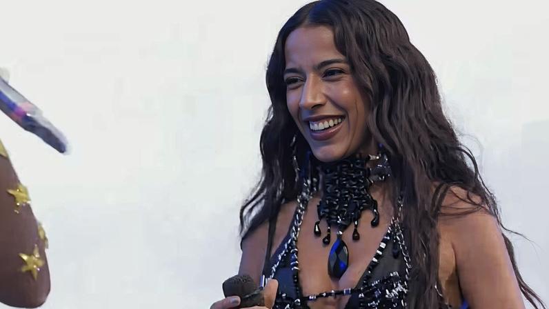Marina Sena e Anitta puxam torcida por Juliano Floss do BBB 26 no último show dos 'Ensaios' — Foto: Reprodução X