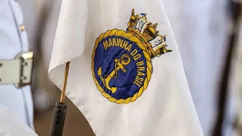 Bandeira com o distintivo da Marinha | Marcos Corrêa/PR