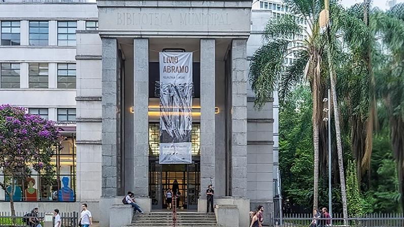 A Biblioteca Mário de Andrade possui um dos maiores acervos do país, formado por livros, periódicos, mapas e multimeios