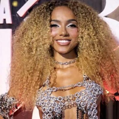 Mayara Lima escolhe look com correntes para o domingo na Sapucaí