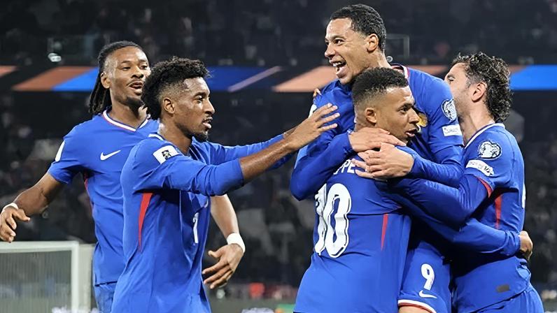 Jogadores da França comemoram gol contra o Azerbaijão