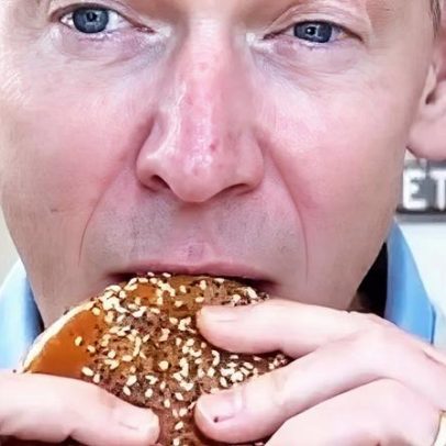 CEO da McDonald's não demonstra satisfação ao comer Big Arch Burger