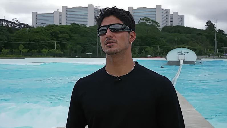 Gabriel Medina fala após treino para o Medina Surf Fest — Foto: Ulisses Mendes