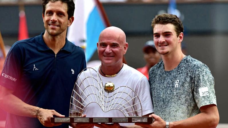 João Fonseca e Marcelo Melo receberam o troféu de Andre Agassi (Foto: Fotojump)