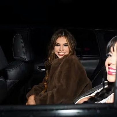 Melody chega com a irmã para trio elétrico de Pedro Sampaio