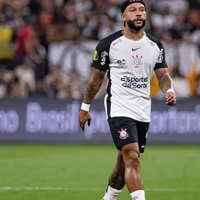 Depay escorrega e perde pênalti em duelo contra o Palmeiras