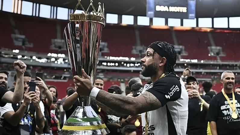 Memphis Depay levanta o troféu de campeão da Supercopa do Brasil pelo Corinthians após vitória sobre o Flamengo