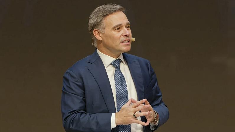 André Mendonça pregando em culto