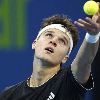 Mensik vence Sinner em Doha e conquista maior vitória da carreira