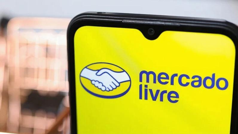 Logo da empresa Mercado Livre aparece no celular.