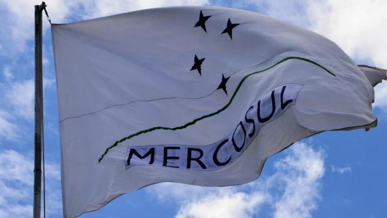 A bandeira do Mercosul hasteada.