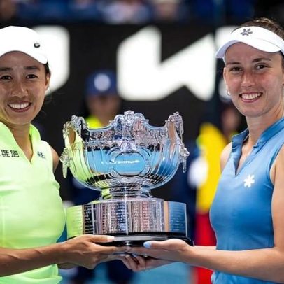Mertens mostra troféu do Australian Open a seus cães e pede adoção