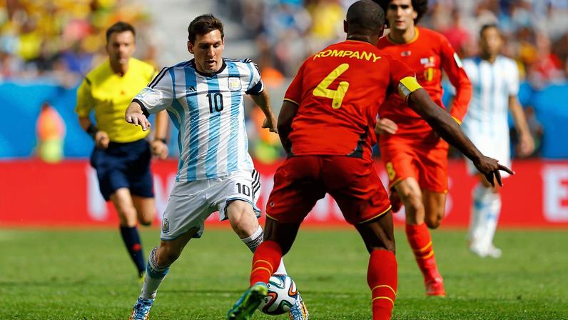 Messi e Kompany no Mané Garrincha — Foto: Agência EFE