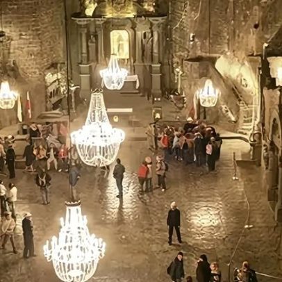 Visitantes lambem paredes da Mina de Sal de Wieliczka, Polônia