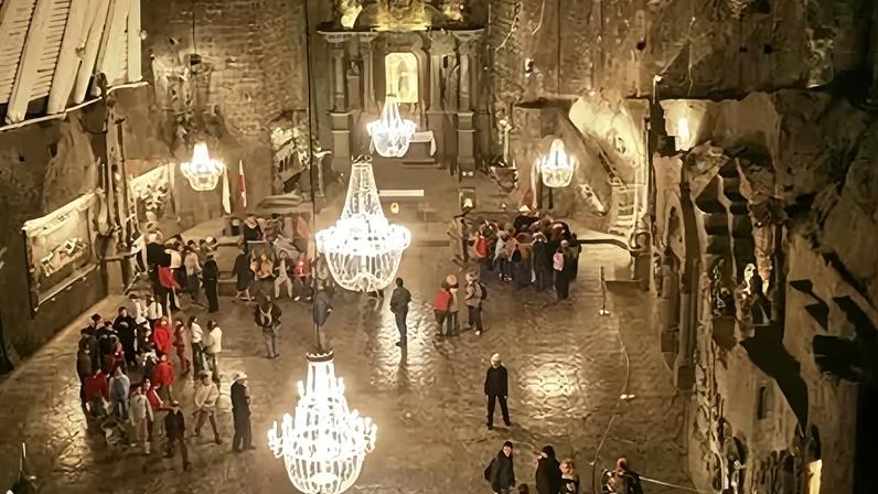 Turistas que visitam Wieliczka podem seguir duas rotas subterrâneas na antiga mina de sal