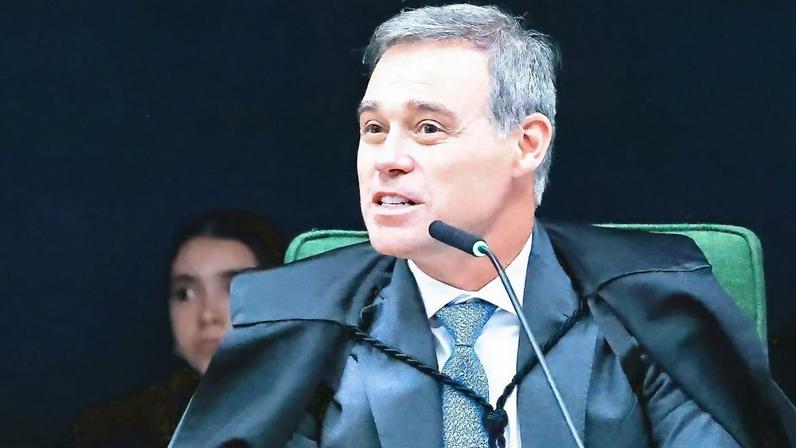 Ministro André Mendonça, do STF, avalia relatório da Polícia Federal que definirá o futuro das investigações sobre o Banco Master. (Foto: Antônio Augusto/STF)