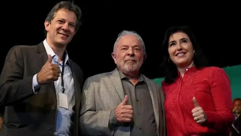 O presidente Lula (PT) ao lado dos ministros Fernando Haddad (Fazenda) e Simone Tebet (Planejanento). — Foto: Divulgação/Gov.Br