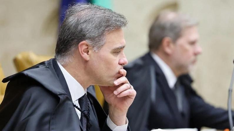 Ministros do STF André Mendonça (à esquerda) e Dias Toffoli em sessão plenária