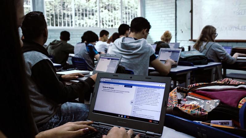 High school students in Brazil use an AI platform called Letrus to receive rapid feedback on their writing skills. The program was evaluated by J-PAL researchers and found to be effective in closing achievement gaps between public and private school students; it is now being scaled up in schools across Brazil.