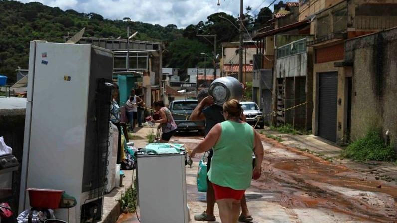 Moradores de Juiz de Fora (MG) retiram móveis de suas casas após fortes chuvas no bairro Cerâmica