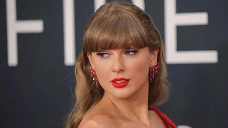 Taylor Swift posa para fotos no tapete vermelho durante cerimônia de entrega do Grammy, em Los Angeles