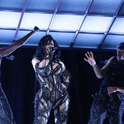 Cardi B usa macacão transparente de couro no SNL