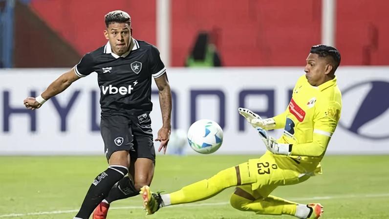 Lance de Nacional Potosí x Botafogo pela Libertadores