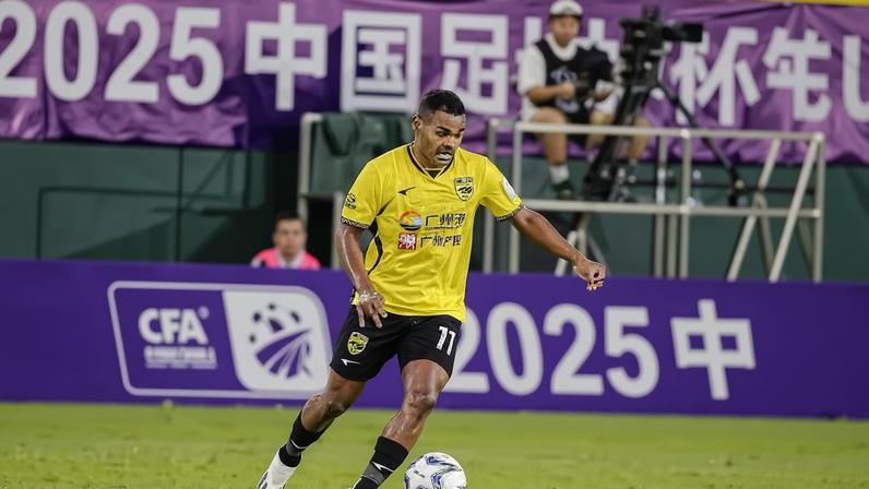Nikão se reinventa no futebol chinês — Foto: Divulgação/Guangdong