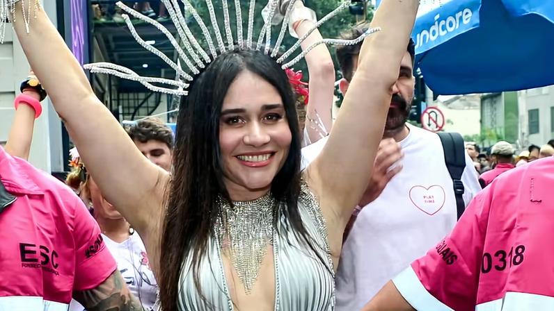 Alessandra Negrini chega a bloco em SP — Foto: Eduardo Martins / Brazil News