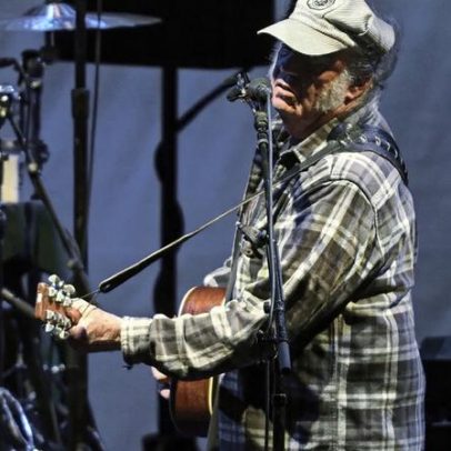 Neil Young cancela todas as datas de shows em 2026