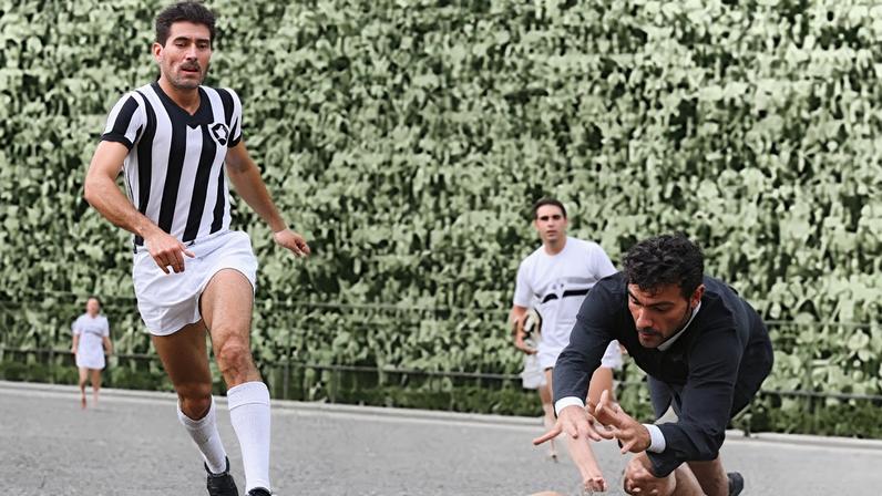 Nilton Santos atuou 16 anos pelo Botafogo e tornou-se o jogador com mais partidas na história do clube. (Reprodução/Botafogo)