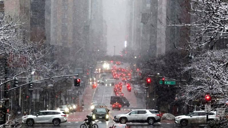 Prefeito de Nova York anuncia toque de recolher temporário na cidade. Créditos: CHARLY TRIBALLEAU / AFP