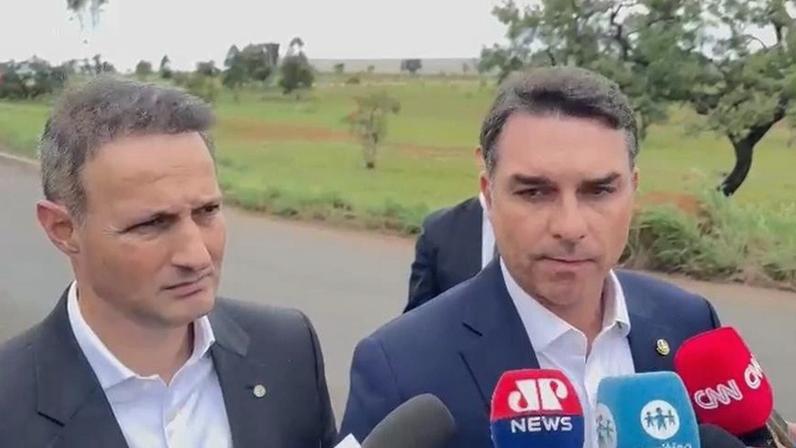 O deputado federal Guilherme Derrite e o senador Flávio Bolsonaro, após visita a Bolsonaro na Papudinha