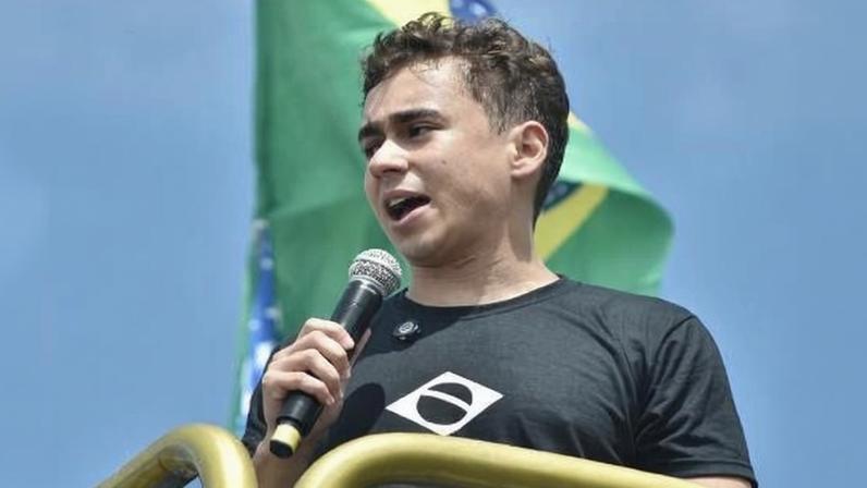 O deputado federal Nikolas Ferreira participa de ato com Jair Bolsonaro, em Copacabana