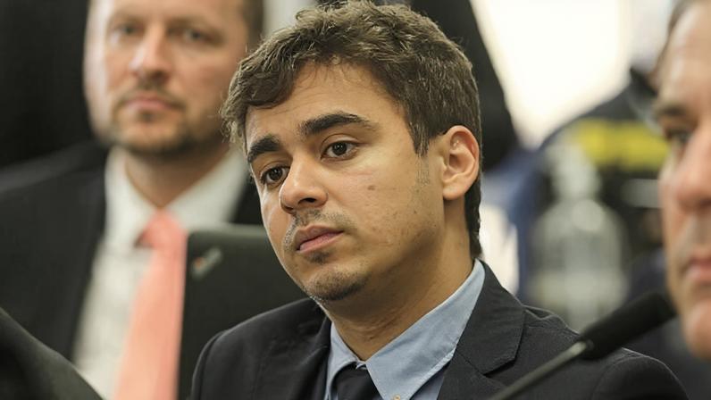 O deputado federal Nikolas Ferreira (PL-MG) afirmou hoje que o presidente do Senado, Davi Alcolumbre (União-AP), está "de quatro para o STF". Ele se queixa da não instalação da CPMI do Banco Master e da não abertura de processo de impeachment contra ministros do Supremo.