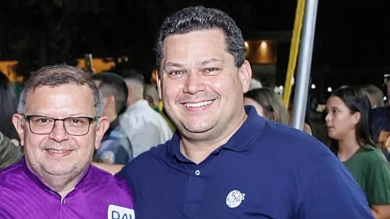 O diretor-presidente da Amprev, Jocildo Silva Lemos, alvo da PF hoje, e o presidente do Senado, Davi Alcolumbre, no Carnaval de 2025