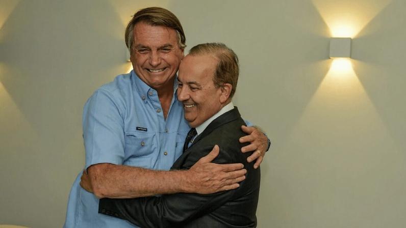 O ex-presidente Jair Bolsonaro abraçando o governador de Santa Catarina, Jorginho Mello