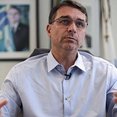 Flávio Bolsonaro propõe fim da reeleição presidencial em gesto público