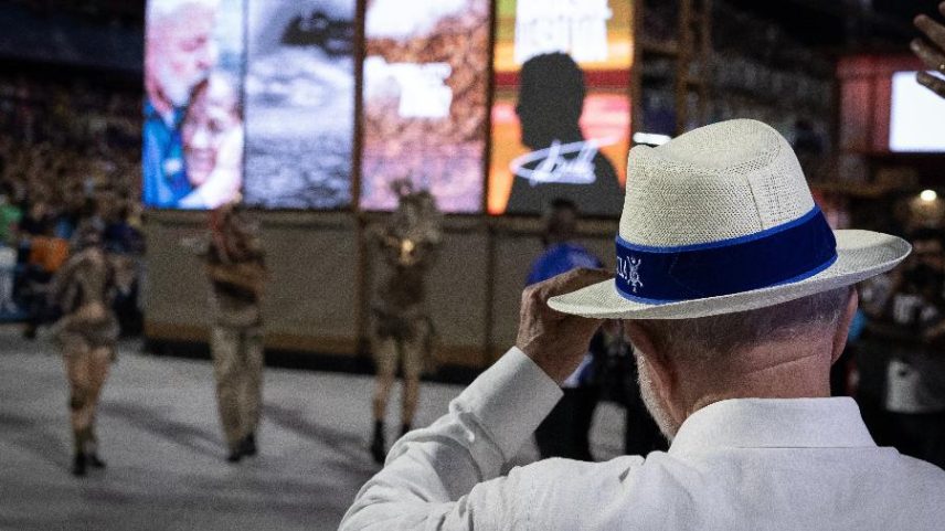 O presidente Lula assiste ao desfile da Acadêmicos de Niterói, com o samba-enredo 'Lula, o operário do Brasil'
