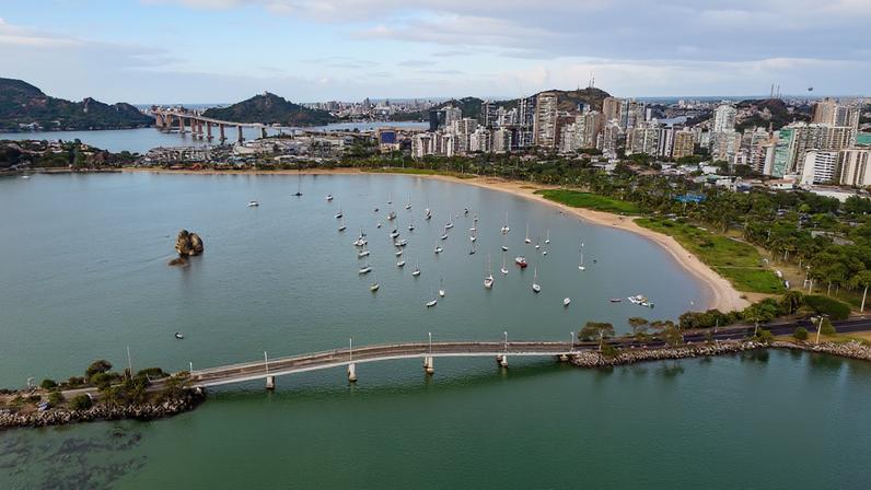 Orla de Vitória é um dos principais atrativos urbanos e influencia a dinâmica do mercado imobiliário local. (Foto: Divulgação/Prefeitura de Vitória )