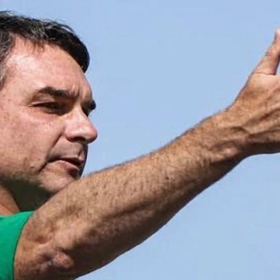 Flávio usa 'todxs' em postagem; aliados veem aceno ao centro