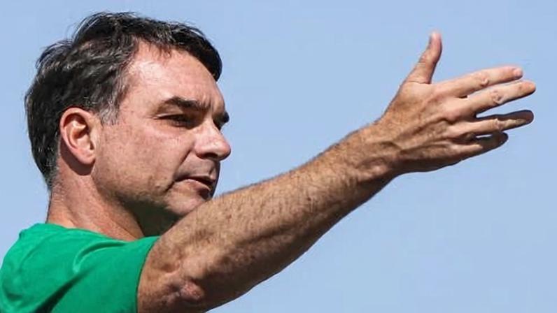 O senador Flávio Bolsonaro participa de ato pró-anistia de condenados pelo 8/1 em Copacabana