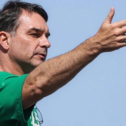 Flávio Bolsonaro sinaliza centro, permanece como candidato da família