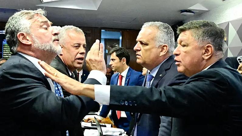 Senadores da base e da oposição travaram embate durante sessão que aprovou as quebras dos sigilos fiscais e bancários de Lulinha, filho do presidente Lula (Foto: Geraldo Magela/Agência Senado)