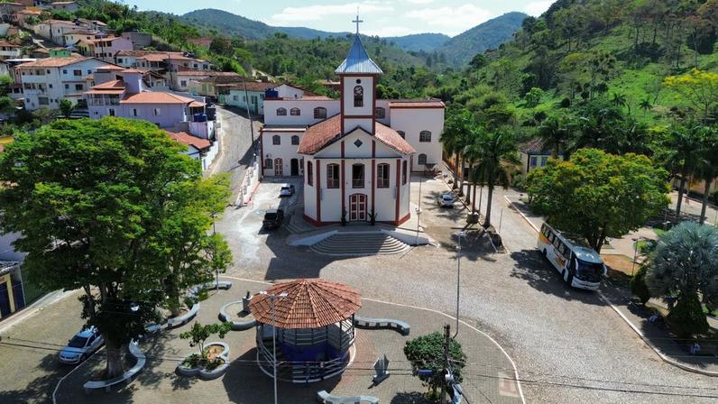 Centro de Rochedo de Minas, com igreja e praça central